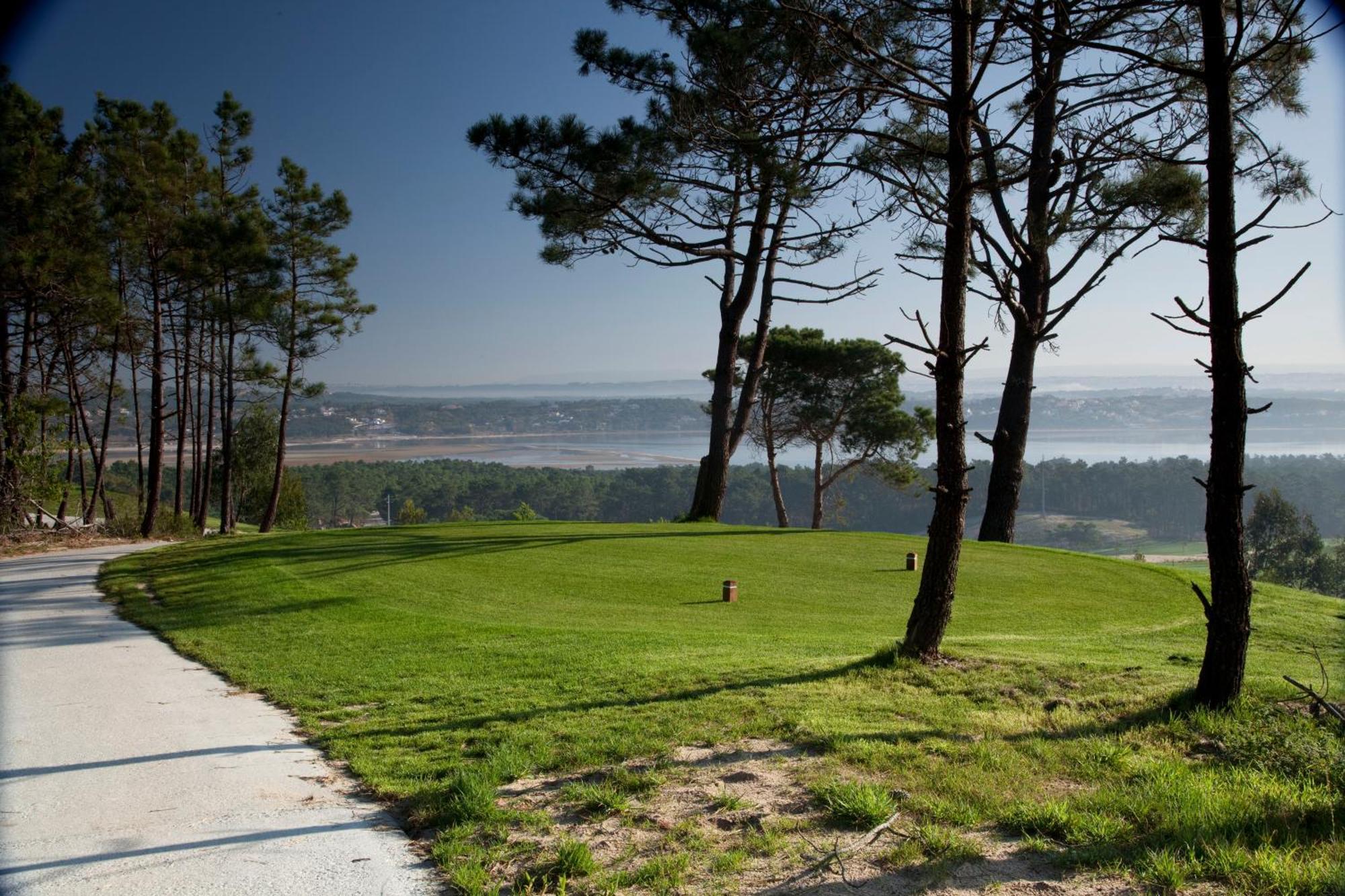 Royal Obidos Scenic Resort Praia del Rei Luaran gambar The view from the top of the hill