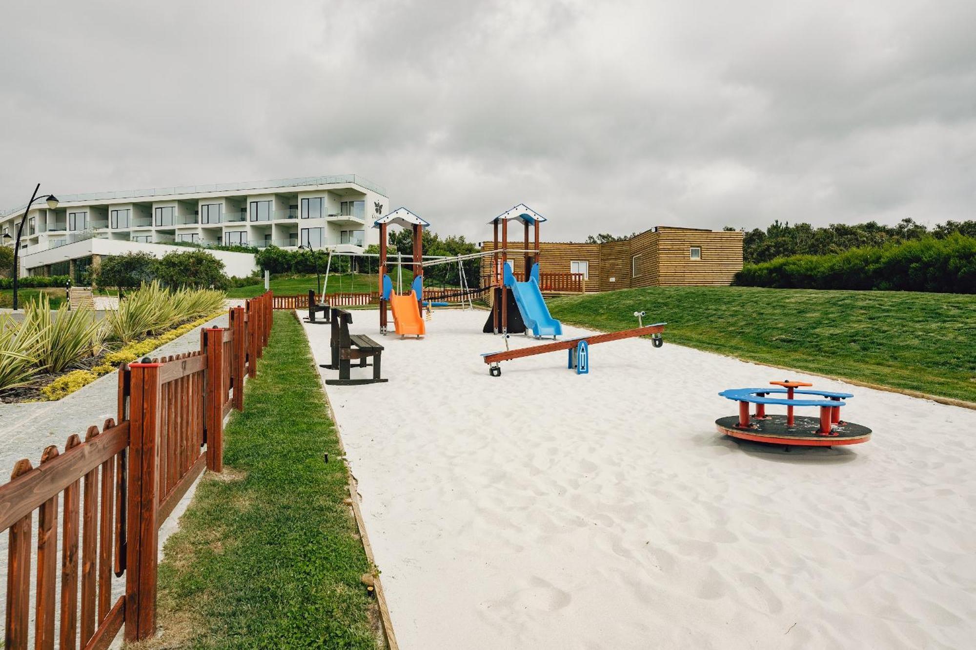 Royal Obidos Scenic Resort Praia del Rei Luaran gambar Playground in the village