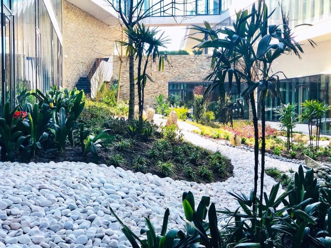 Royal Obidos Scenic Resort Praia del Rei Luaran gambar The courtyard of the hospital